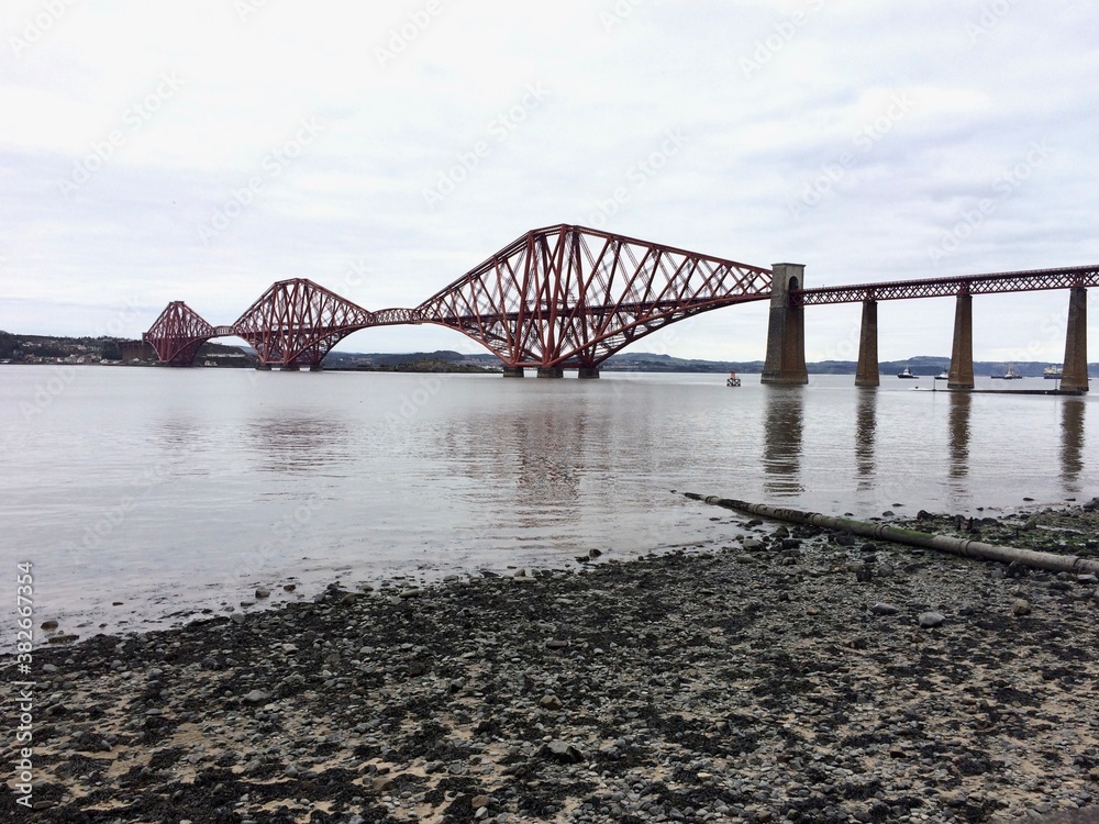 Obraz premium Forth bridge over the sea