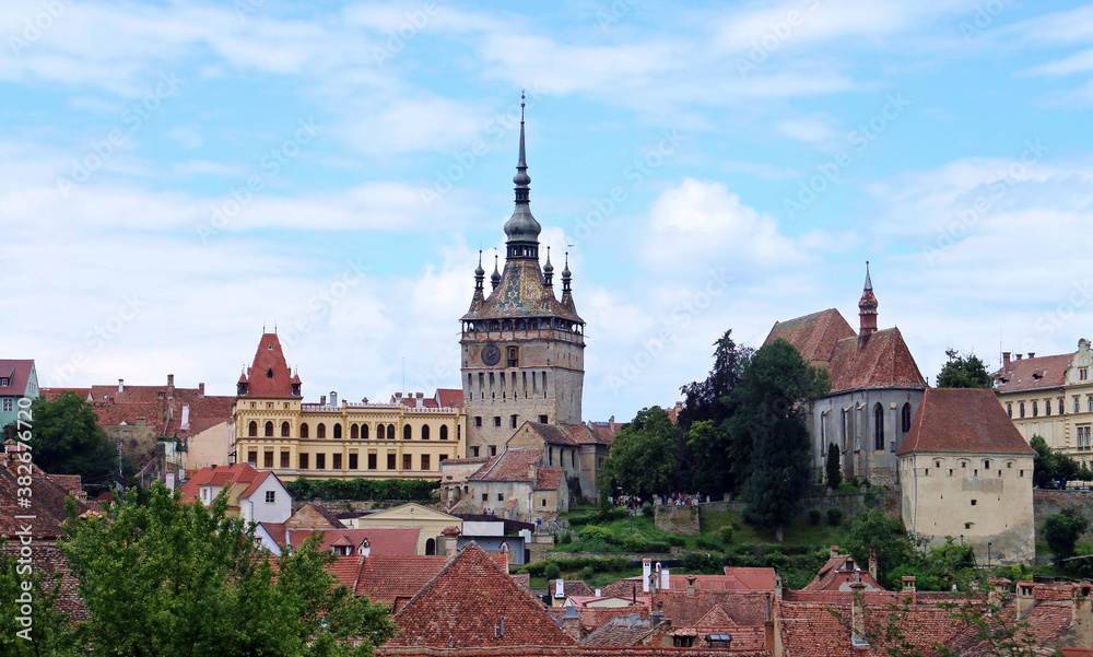 La torre del reloj de Sighisoara también conocida como la torre del consejo y la iglesia del monasterio también llamada iglesia del claustro en Sighisoara, Rumania.