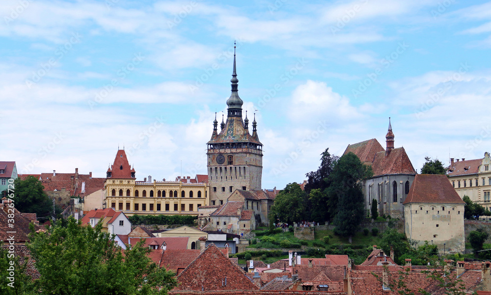 Fototapeta premium La torre del reloj de Sighisoara también conocida como la torre del consejo y la iglesia del monasterio también llamada iglesia del claustro en Sighisoara, Rumania.