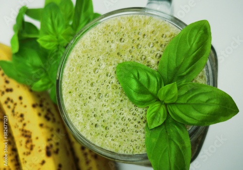 Grüner Smoothie mit Basilikum und Banane