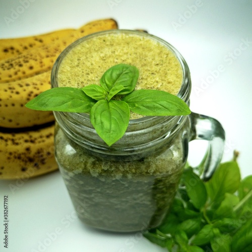 Grüner Smoothie mit Basilikum und Banane
