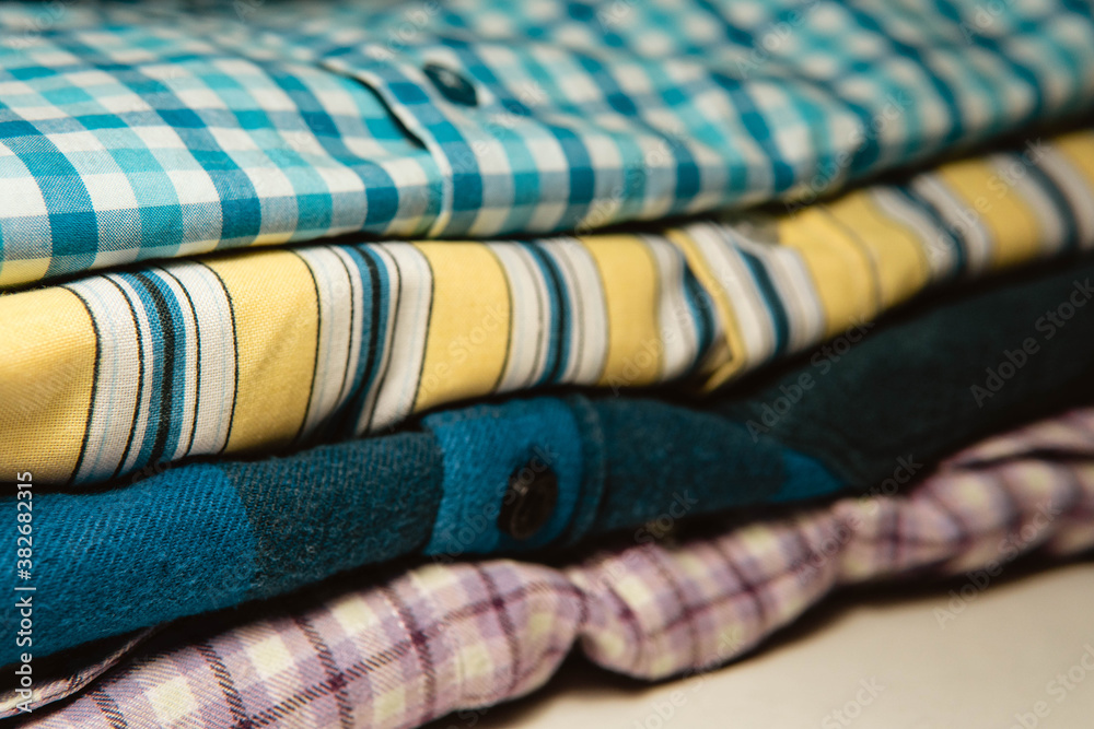 Bonitas camisas de diferentes colores, con vista de cerca. Apiladas una sobre otra, moda y estilo de vida Bonitas camisas de diferentes colores, con vista de cerca. Apiladas una sobre otra, moda y estilo de vida