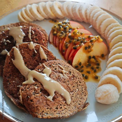 Pancakes mit Obst und Nussmus