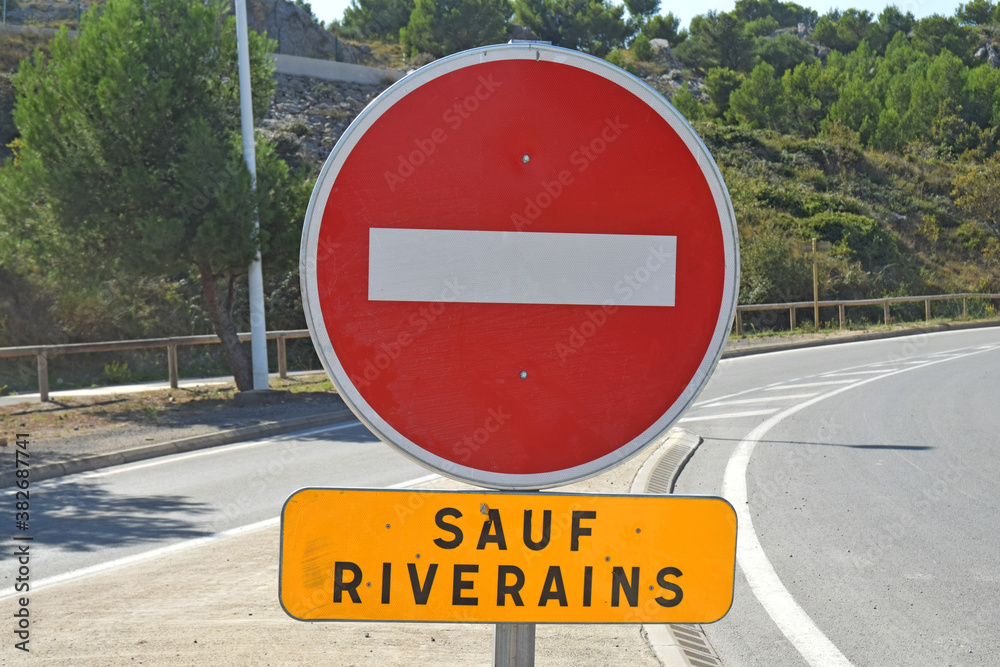 Panneaux routiers provisoires sauf riverains, sens interdit. Stock Photo Adobe Stock