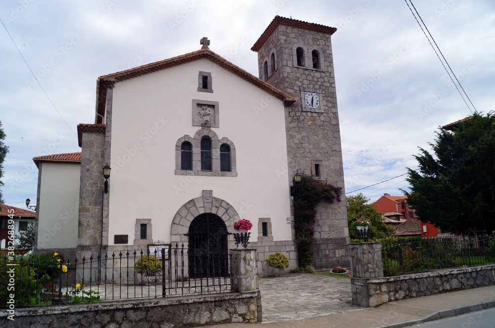 Igreja no povoado de Nueva no Caminho de Santiago (rota norte) / Espanha