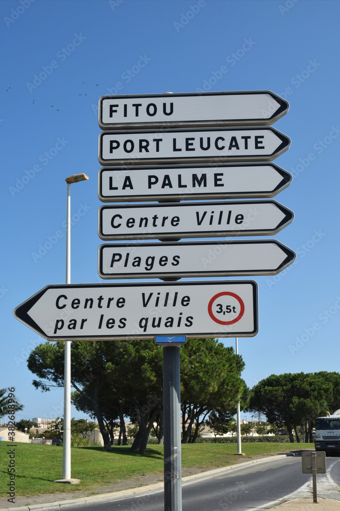 © Georges Blond - Panneaux routiers : direction Fitou, Port-Leucate, La Palme, plages, Aude, Languedoc, Occitanie. © Georges Blond - Panneaux routiers : direction Fitou, Port-Leucate, La Palme, plages, Aude, Languedoc, Occitanie.