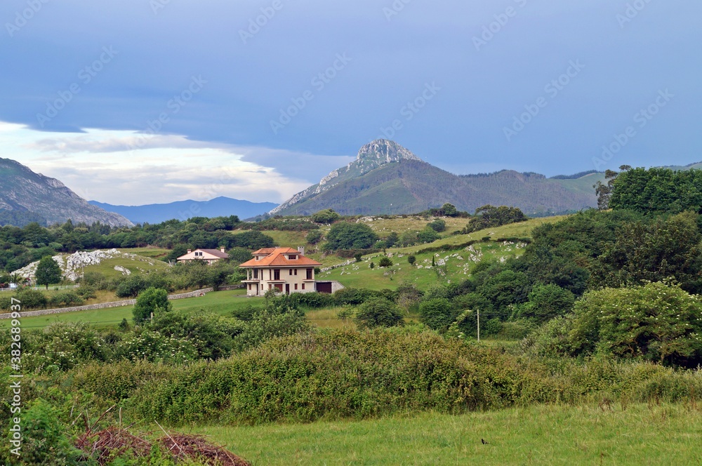 Paisagem de vila perto de Cuerres com montanhas ao fundo no Caminho de Santiago (rota norte) / Espanha