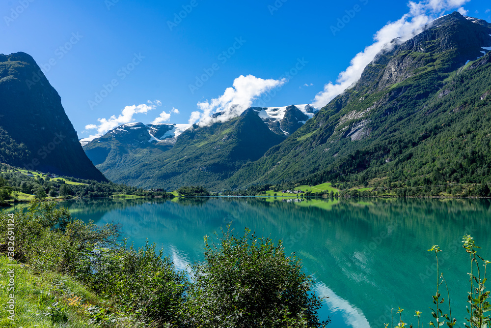 Urlaub in Süd-Norwegen: Schöne Landschaft mit See Oldevatnet im Oldendalen Nähe Olden Briksdalsbre