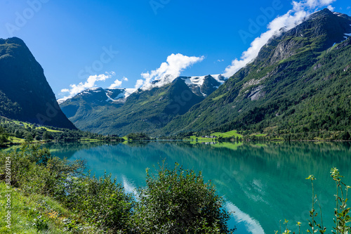 Urlaub in S  d-Norwegen  Sch  ne Landschaft mit See Oldevatnet im Oldendalen N  he Olden Briksdalsbre