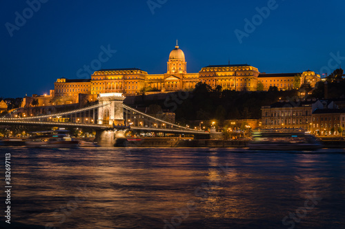 Canvas Print The famous Chain bridge with the castle in the background at night, Budapest, Hu