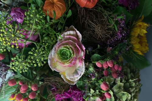 Fototapeta Naklejka Na Ścianę i Meble -  Zierkohl mit Efeu und anderem im Blumenstrauß, Ausschnitt
