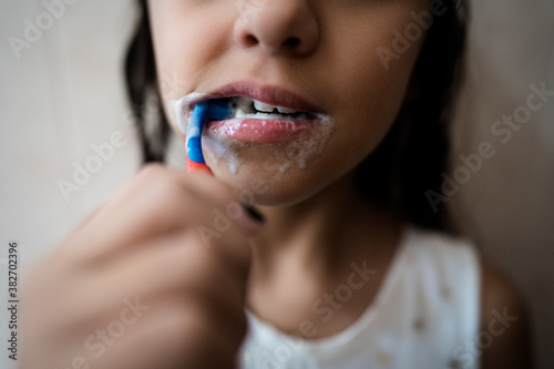 criança escovando os dentes