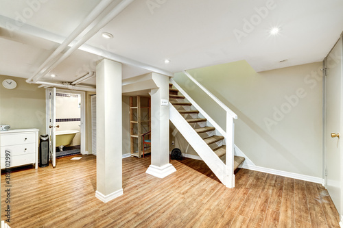 Beautiful renovated townhouse in a row with bathroom, bedrooms, new kitchen, new floors, all white painted, finished basement