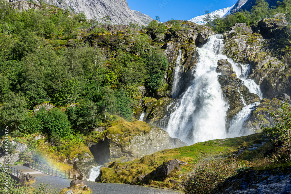 Wanderung / Spaziergang zum Wasserfall / Fluß und dem zugehörigen Gletscher 