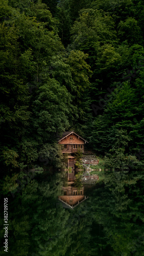 Kleine Hütte im Wald am See © Henry