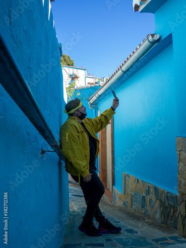 Hombre joven haciéndose un selfie en Júzcar, Málaga, Andalucía, España © David Martínez