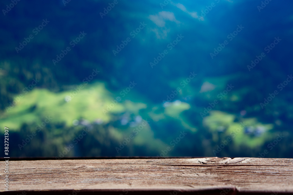 Fototapeta premium Präsentationsfläche / Holzfläche mit Natürfläche in den Bergen im Hintergrund
