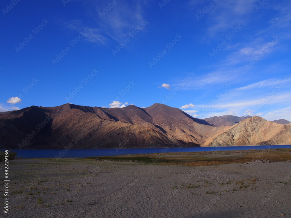 Beautiful lake and magnificent blue skies and mountains, Pangong tso (Lake), Durbuk, Leh, Ladakh, Jammu and Kashmir, India