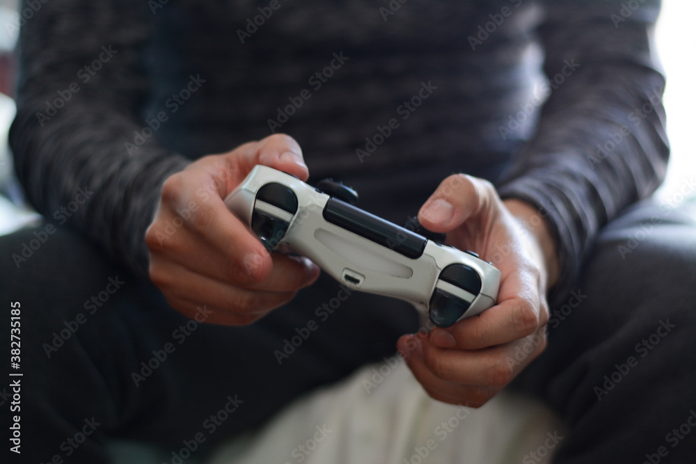 persona jugando videojuegos, persona sosteniendo un control de videojuegos, persona divirtiendose persona jugando videojuegos, persona sosteniendo un control de videojuegos, persona divirtiendose