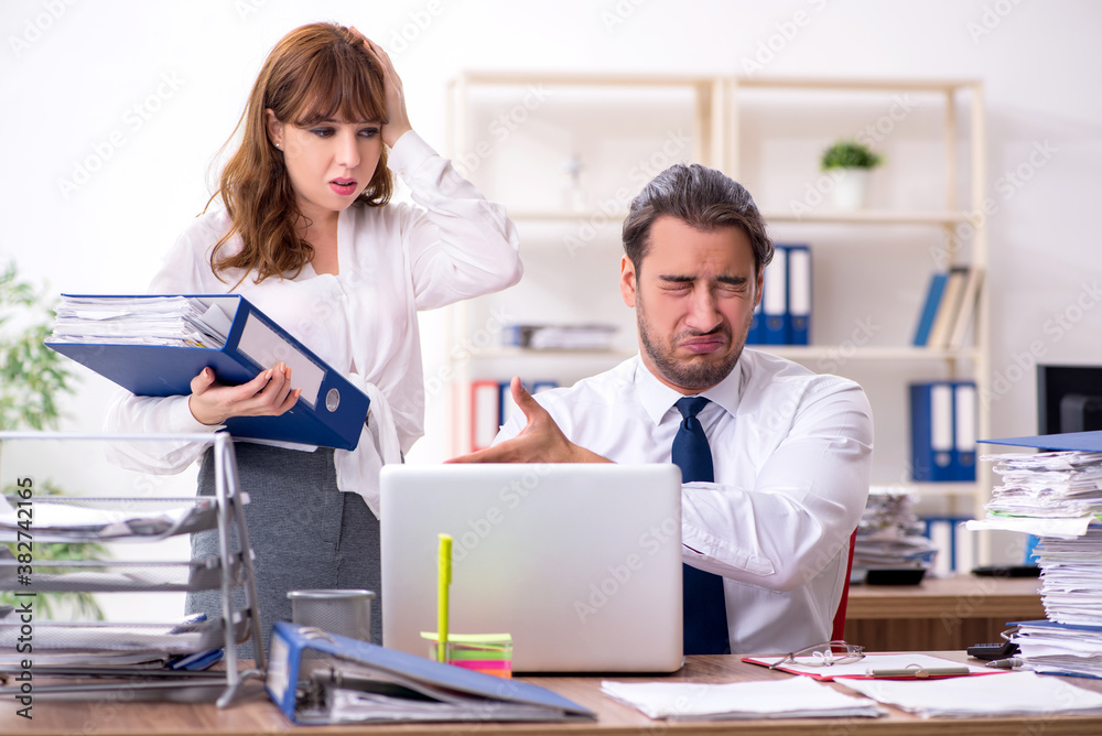 Obraz premium Two employees working in the office