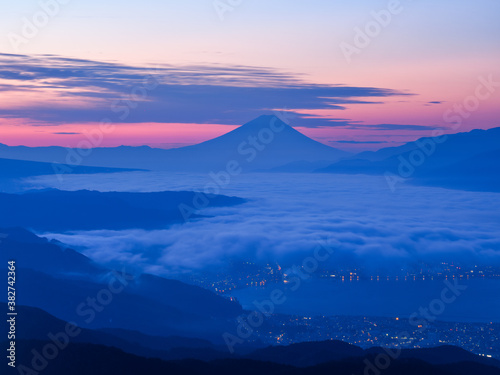 高ボッチ高原から望む夜明けの富士山 