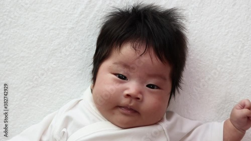 くしゃみをする生後3カ月の赤ちゃん