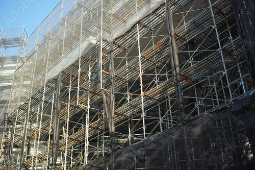 Wallpaper Mural 中層ビルの周囲に設置された仮設足場 Torontodigital.ca