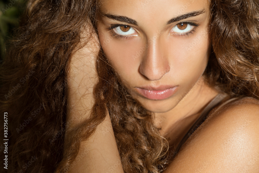 Fototapeta premium Primo piano di giovane donna con capelli ricci