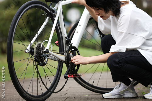 Foto 自転車のチェーンが外れた女性