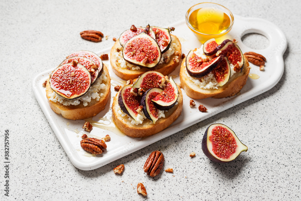 Sandwiches with ricotta cheese, fresh figs, pecan nuts and honey. Sandwiches with ricotta cheese, fresh figs, pecan nuts and honey.