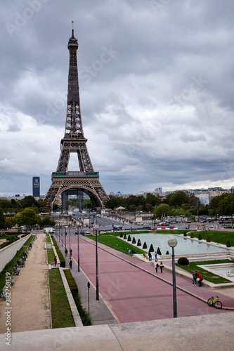 Ambiance de rue à Paris entre Tour Eiffel et Trocadéro