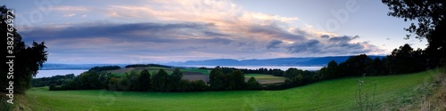 Panoramafoto Murtensee und Neuenburgersee, Schweiz