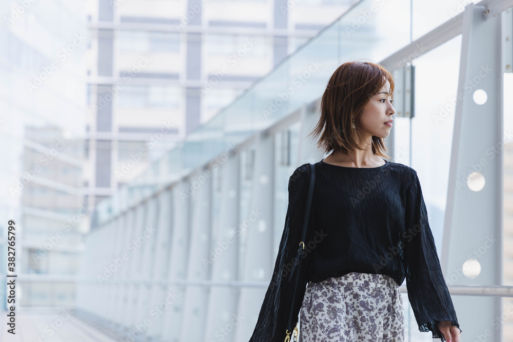 Fototapeta premium オフィス街の女性