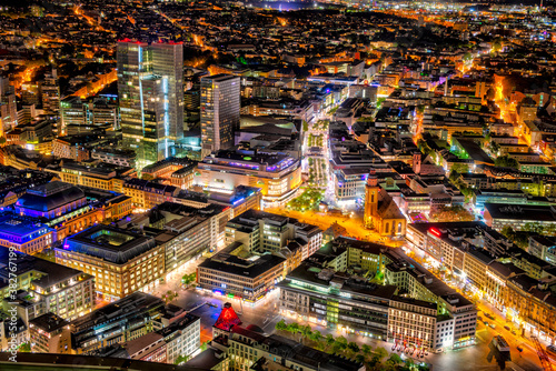 Die Innenstadt von Frankfurt am Main bei Nacht aus der Vogelperspektive