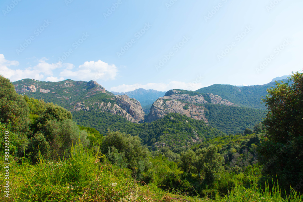 Gebirge zum Küstenwandern auf der französischen Insel Korsika. Der Parc Naturel de la Corse , Korsika