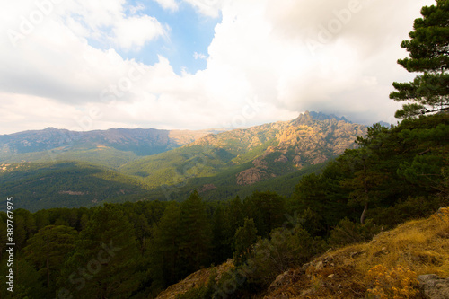 Felsen und Berge mit regnerischen Wolken im Bavella Park auf der Insel Korsika