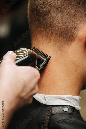 Bild auf Leinwand Neck close up, young man in a barber shop getting a trim
