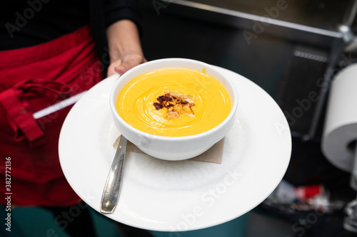 Foto crema de verduras de zanahoria y calabaza
