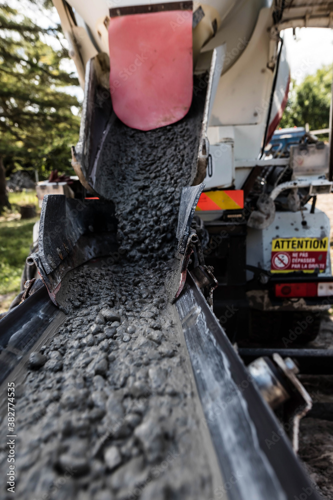 Naklejka premium truck delivering concrete to the construction site