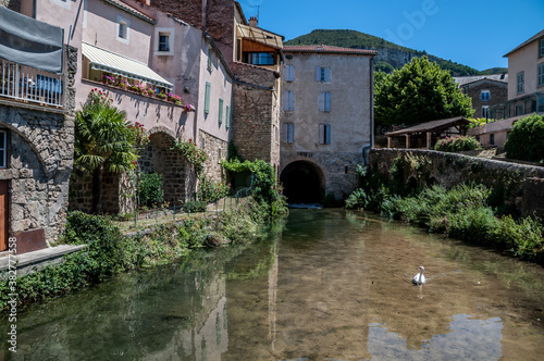 Creissels, village médiéval au pied des falaises du causse du Larzac en Aveyron. 