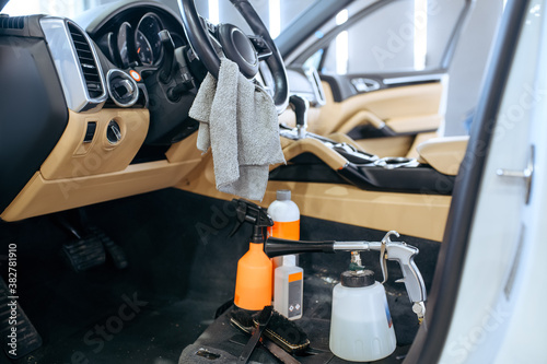 Cuadro en lienzo Car interior and tools for dry cleaning, detailing