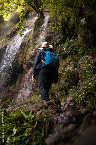 junge Frau erkundet die Uracher Wasserfälle in Bad Urach auf der Schwäbischen Alb