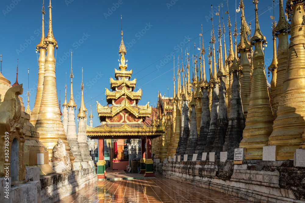 Fototapeta premium Golden Shwe Indein Pagoda at Lake Inle