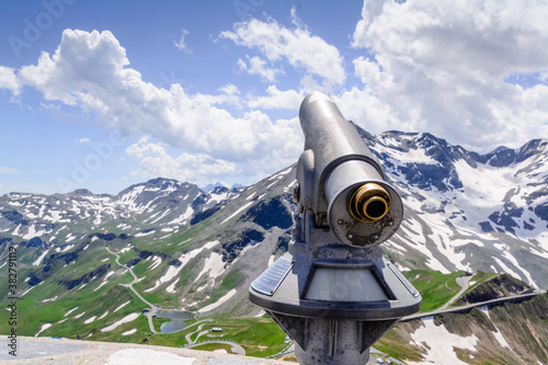 Touristische Ferngläser und Großglockner Hochalpenstraße photo