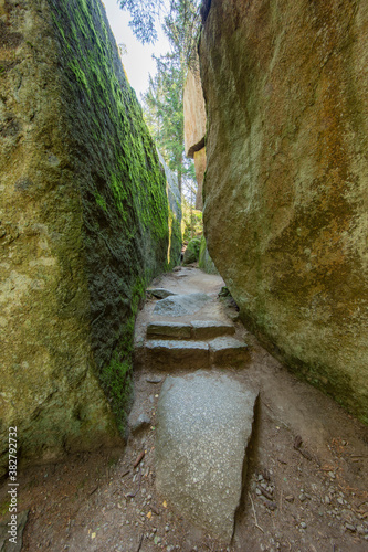 Cuadro en lienzo Looking into a fairylike narrow passage in the Luisenburg rock labyrinth
