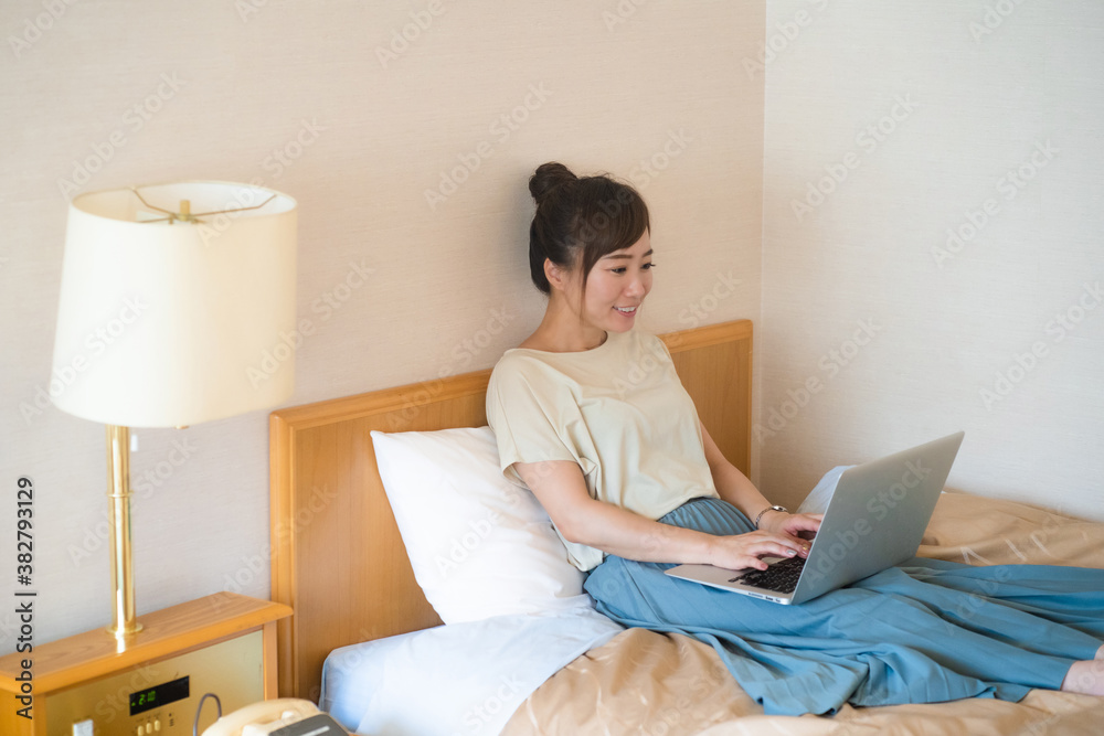 ワーケーションする女性
