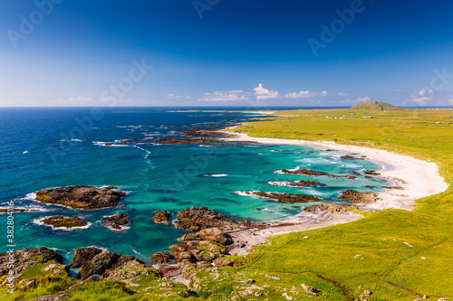 Fototapeta Naklejka Na Ścianę i Meble -  Tiree Beach View with Turquoise Sea and White Sand