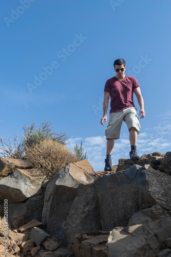 Young hiker descending a mountaing Fototapet