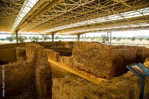 Complejo de muros de adobe y cubierta en yacimiento arqueológico