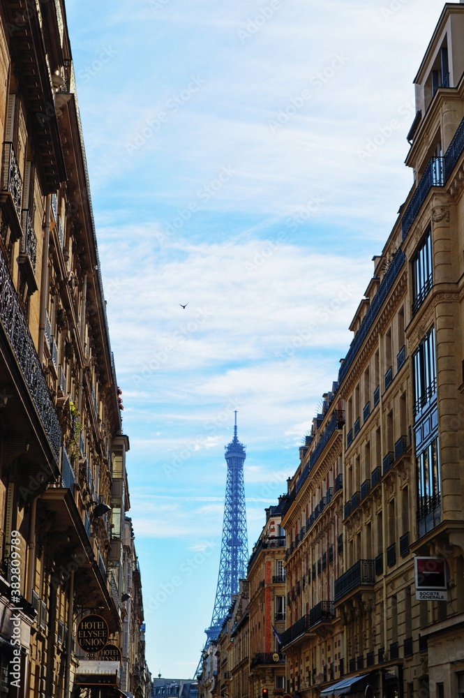 Vue sur Tour Eiffel entre bâtiments hausmanniens